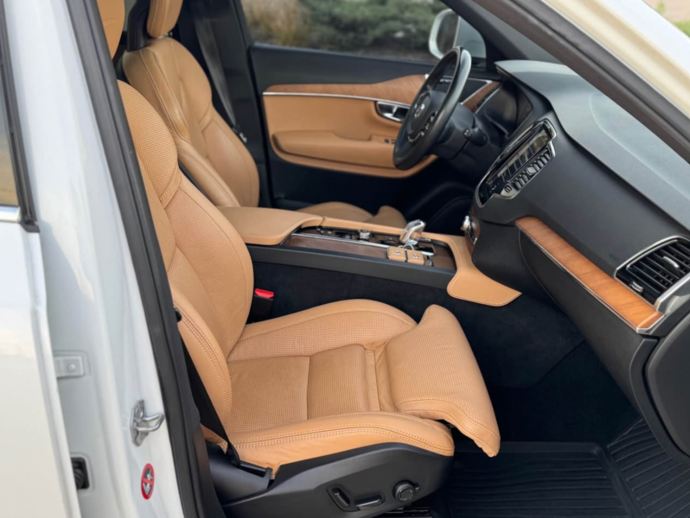 2018 Volvo XC90  T8 Inscription Recharge Plug-In Hybrid Sport Utility 4D